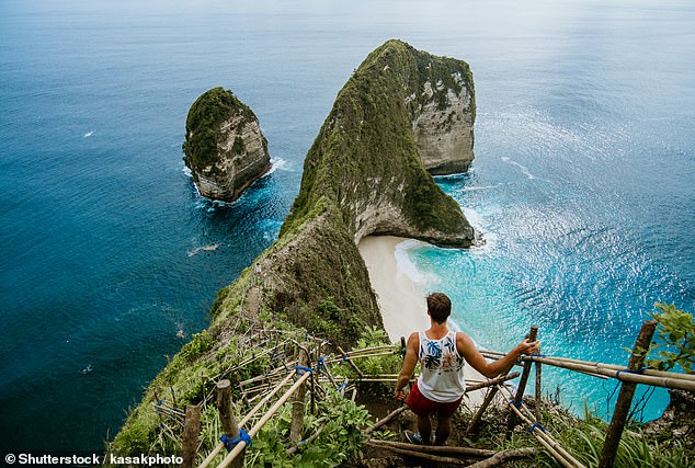 But few tourists actually make it to the pristine white sands of the idyllic Indonesian paradise of Nusa Penida, a short boat ride from Bali, because the beach is only accessible by a grueling 30-minute descent down hundreds of rickety steps carved into the steep hillside.