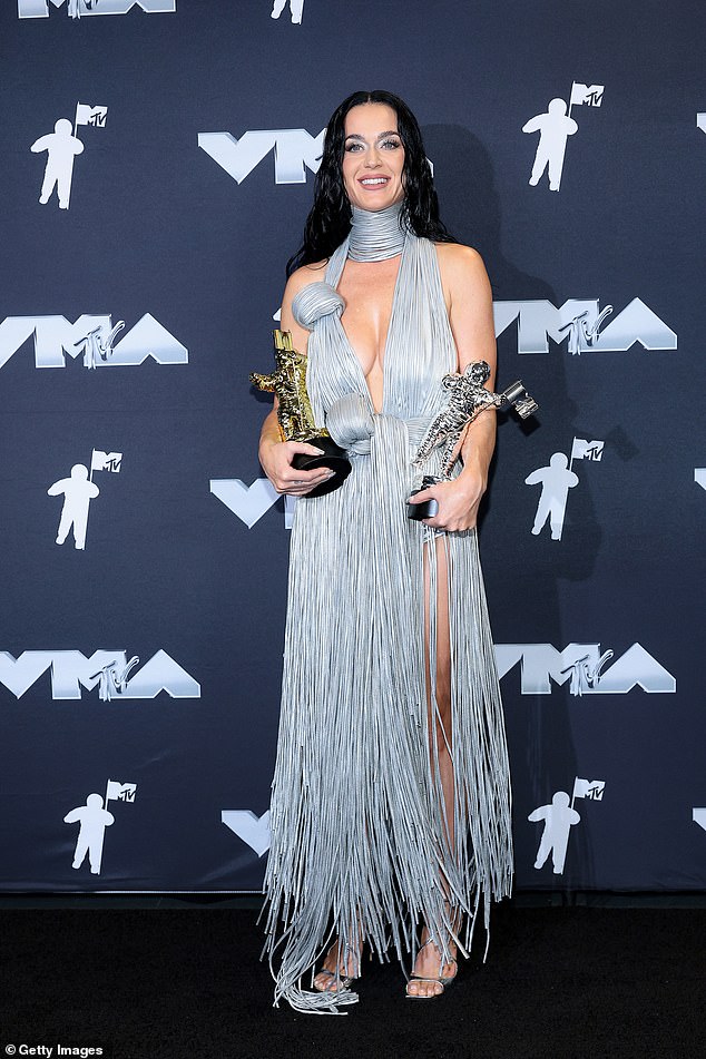 During the ceremony Katy also won the award for Most Iconic Performance.