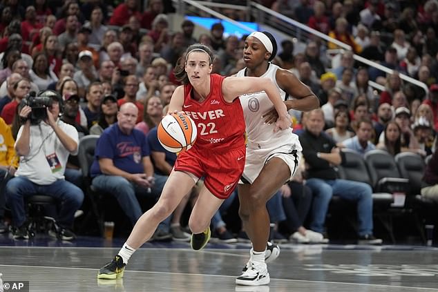 Caitlin Clark (22) of Indiana Fever goes to the basket against Jackie Young of Las Vegas Aces