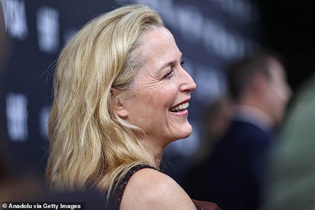 Gillian opted for a natural makeup look and let her tousled blonde locks fall down her back away from her face.