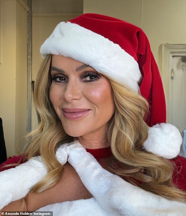 On Thursday, Amanda wowed fans when she donned a Santa hat and posed for a stunning selfie on Instagram.