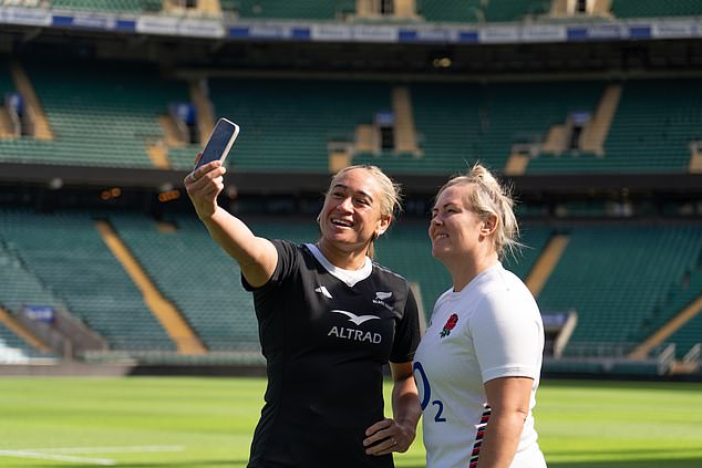 The duo pose for a selfie at Twickenham as they team up in a bid to grow women's rugby.