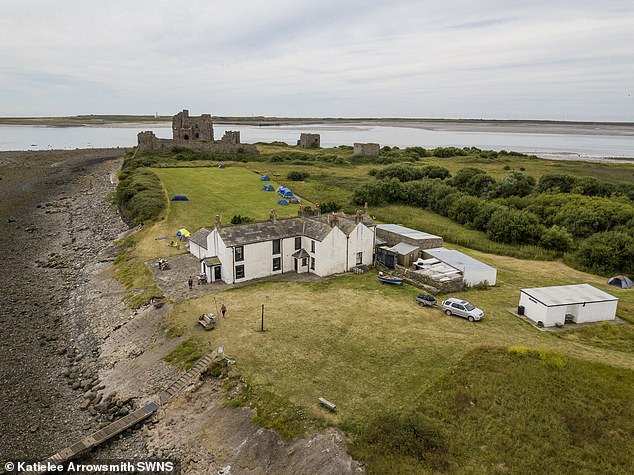 1726315419 269 Pictured Amazing UK pubs located on tiny ISLANDS where the