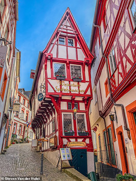 The photo above shows the town of Bernkastel-Kues in the Moselle Valley, full of colour. Steven comments: 