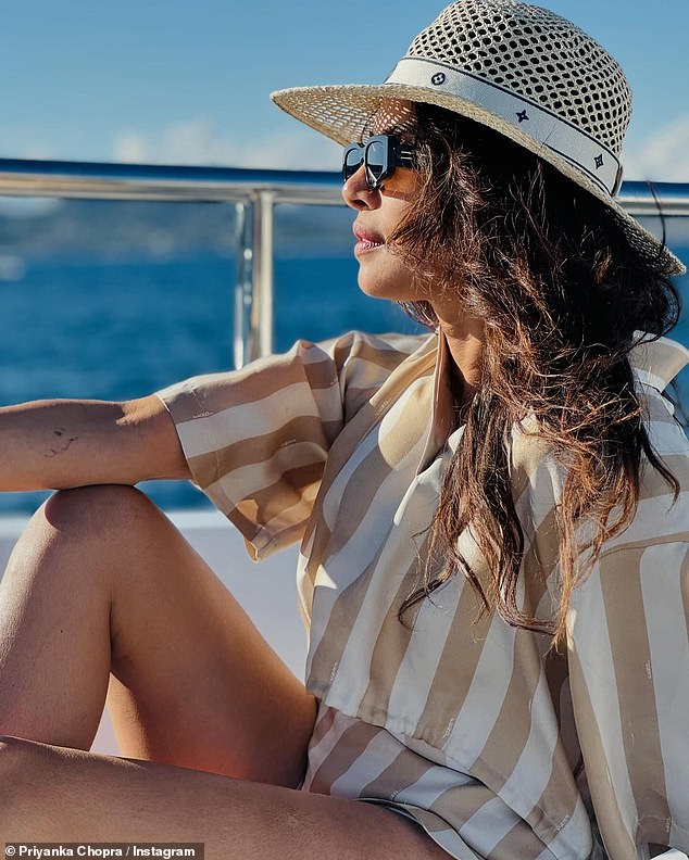 The actress looked incredible in a knitted hat and striped top in another snap from her vacation.