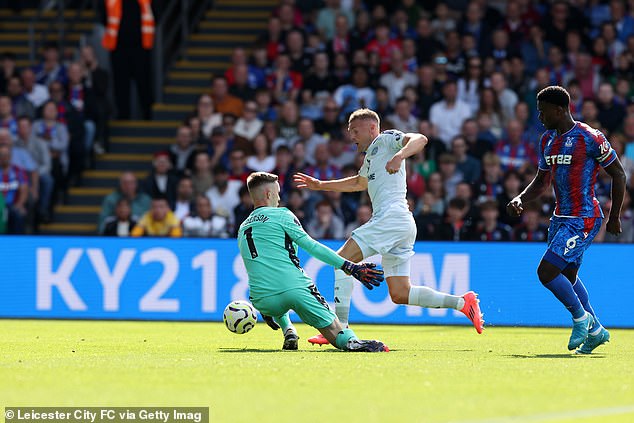 Vardy made no mistake in the 21st minute and put Leicester ahead from a long pass.