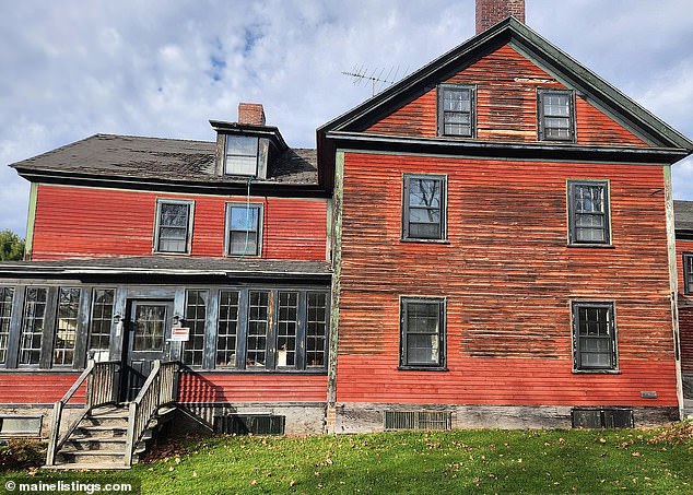 In winter, the house has views of New Hampshire's Presidential Mountain Range. The mountains of western Maine can also be seen.