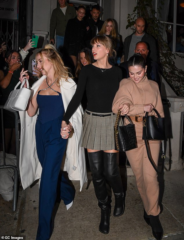 Taylor walked the streets of New York arm in arm with Brittany and Selena Gomez.