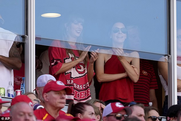 Singer Danielle Haim accompanied her in her VIP suite.