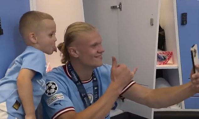 Ronnie and Haaland took a selfie together in the locker room after the final in Istanbul