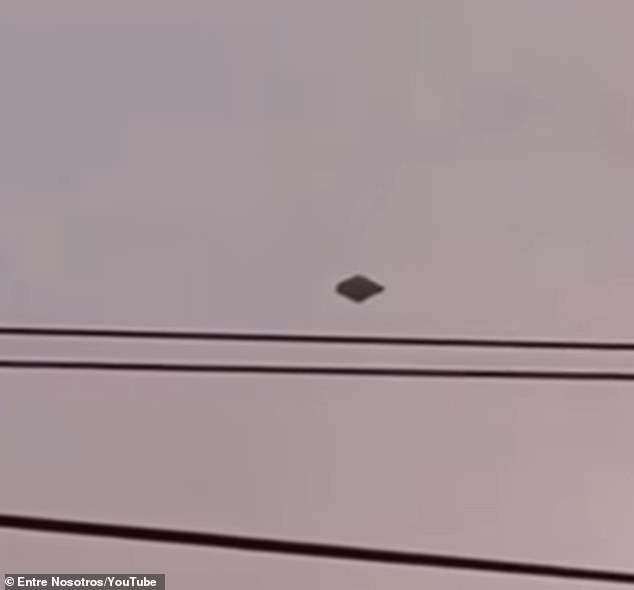 A flying object that apparently looked like a UFO was sighted flying over El Naranjo and Manzanillos, two colonies located in the western city of Zitácuaro