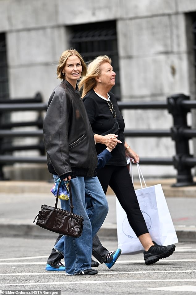 She paired the look with black Adidas sneakers and a leather Prada bag.