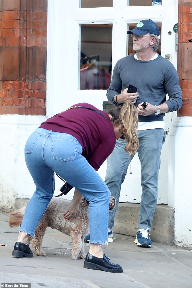 While out walking around the capital, the couple met actor Daniel, who watched as Kelly looked after her dog.