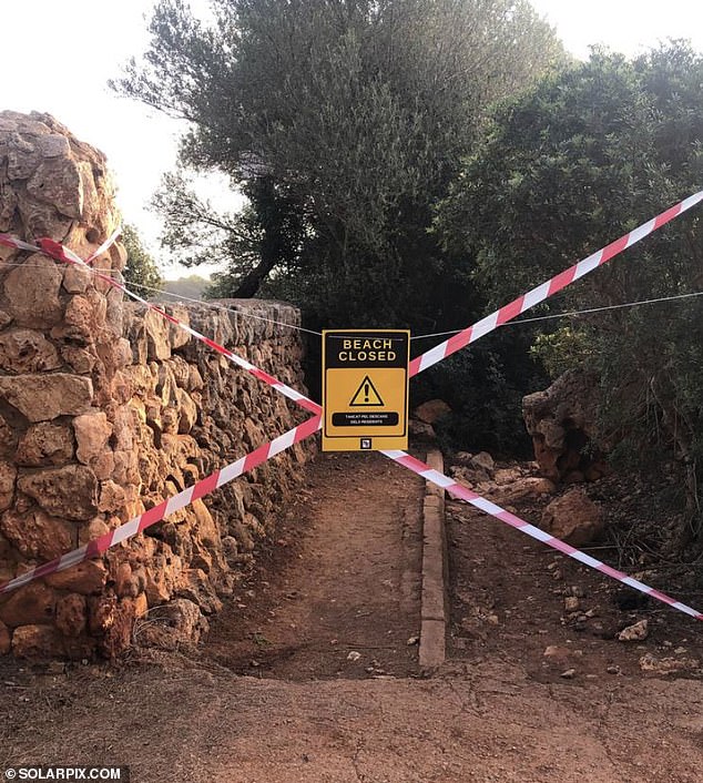 The protest group Caterva placed red ribbons and 'Beach closed' signs in several coves in Manacor, east of Mallorca, at the end of August