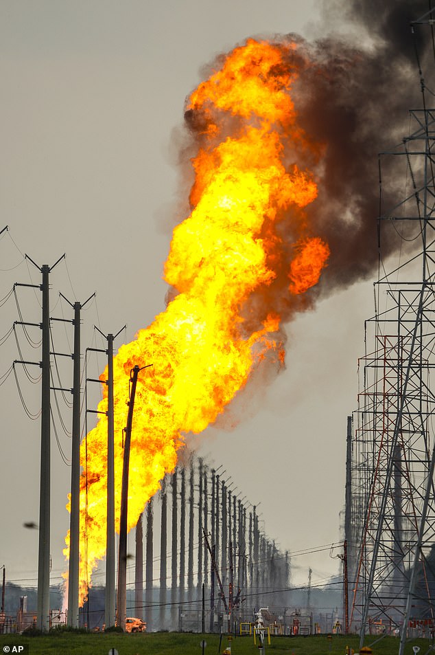 The car that crashed into the above-ground pipeline first crashed through the fence surrounding it. After crashing at around 10 a.m. on Monday, a burst of flames immediately broke out.