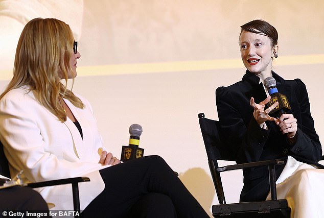 The two actresses appeared serious as they talked during the film.