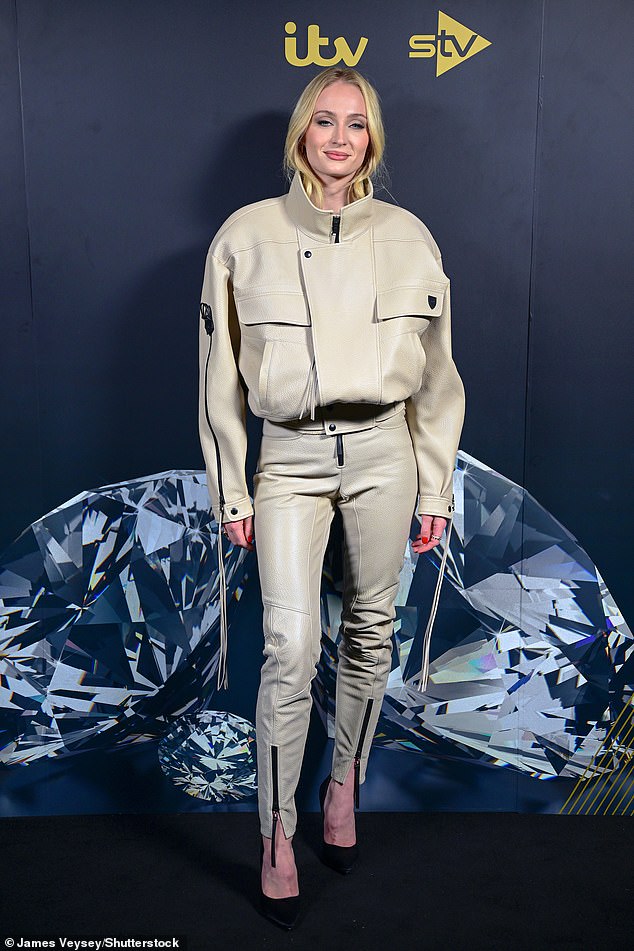 Sophie cut an elegant figure by donning a very original nude leather ensemble, which consisted of an oversized jacket and matching zip-up trousers.