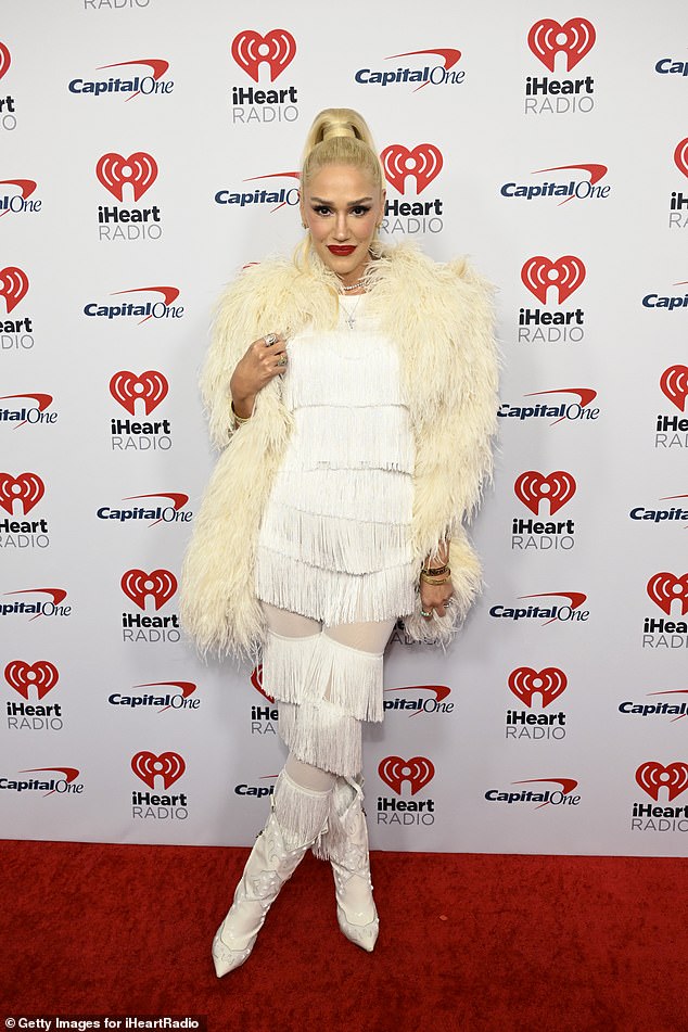 Gwen brought glamour in a chic white fringed ensemble, pairing it with a fur-trimmed jacket for added style.