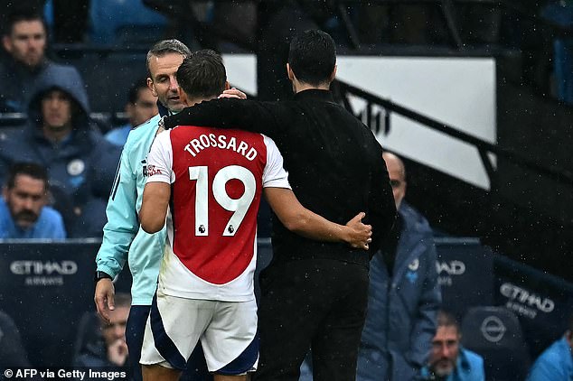 Arsenal manager Mikel Arteta hugged Trossard after leaving the pitch at the Etihad Stadium