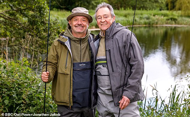 While waiting for the fish to bite in some of the most picturesque landscapes, lifelong friends share personal and funny stories, from romantic encounters to health problems.