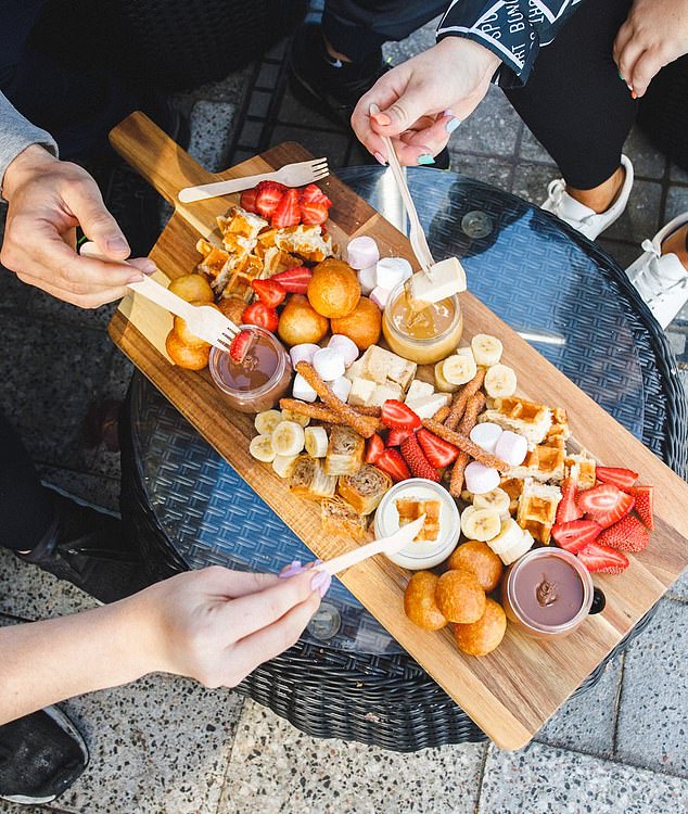 The dessert bar is best known for its delicious Greek donuts topped with a delicious selection of toppings, including caramel, chocolate, honey, fruit and nuts.