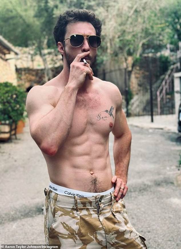 1727225587 575 Aaron Taylor Johnson 34 shows off his impressive six pack as he