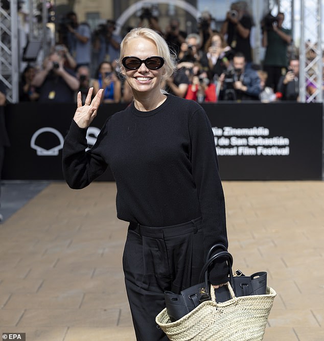 He also protected his eyes from the rays of San Sebastián with black sunglasses.