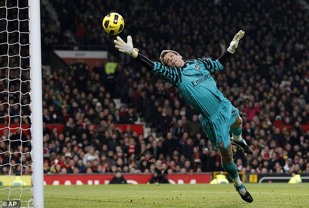 Former Arsenal goalkeeper Szczesny is set to sign a one-year contract with Barcelona