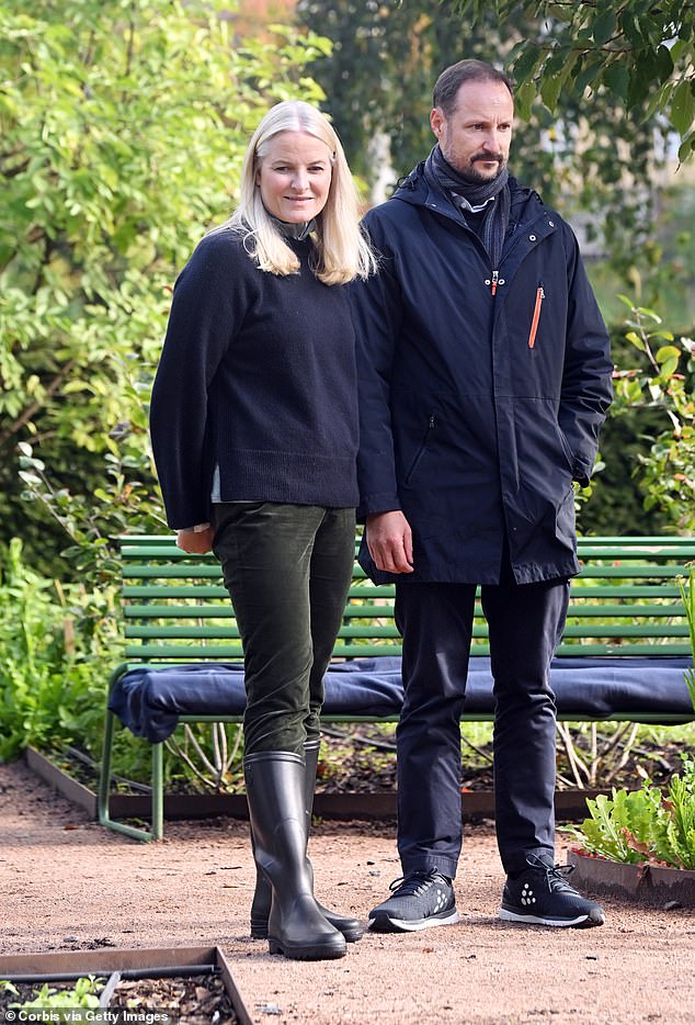 The couple dressed in practical black outfits as they visited the farm.