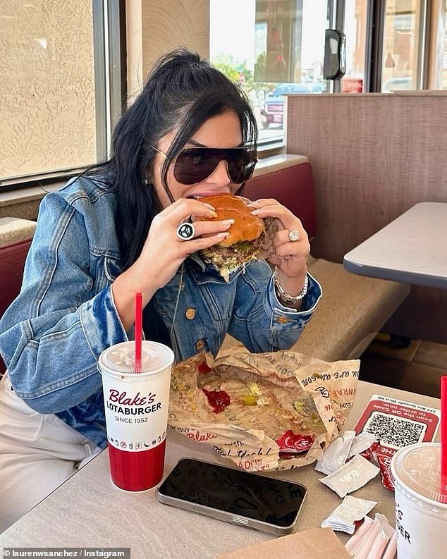 During the trip she stopped by a local fast food chain, Blake's Lotaburger, where she was photographed eating a cheeseburger.