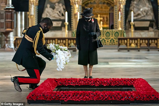 Lieutenant Colonel Nana Kofi Twumasi-Ankrah places a bouquet of flowers at the grave of the unknown warrior on behalf of the Queen in 2020