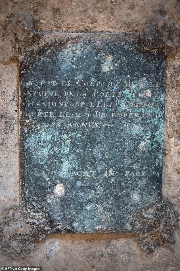 This bronze plaque on the priest's coffin reads: 'This is the body of MESSIRE ANTOINE DEL CANON PORTE DE LA IGLESIA (word erased) DIED ON 24 DECEMBER 1710 AGED 83. RESQUIETCAT IN PACE'