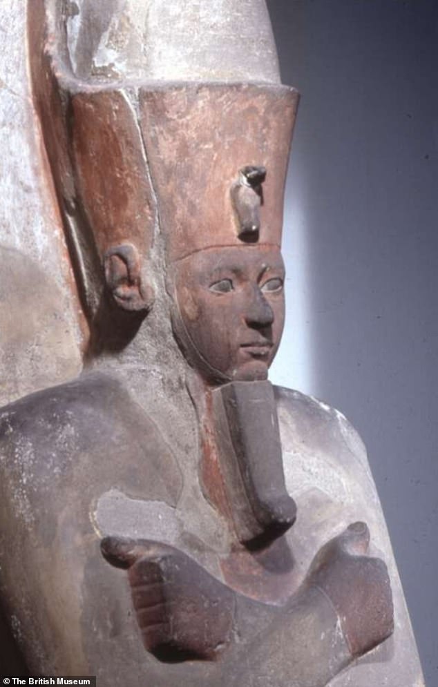 Many mummies, such as that of Amenhotep I, show an overbite. But this is usually not reflected in a compatible way in statues.