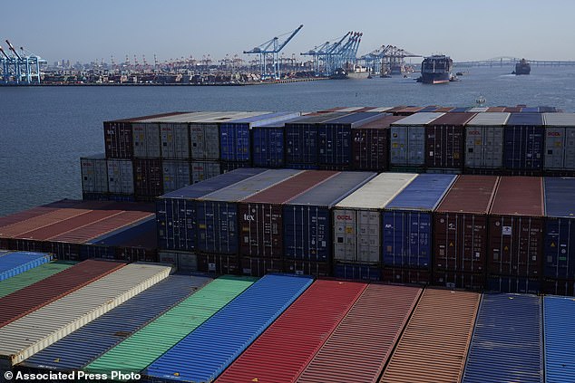 Experts warned about the concept this week, as the deadline quickly approaches. In the photo, a container ship heads to the port of New York and New Jersey in June 2021.