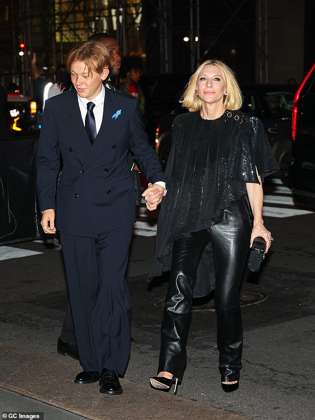 Keeping accessories to a minimum, Cate also wore some finger and ear jewelry while completing her ensemble with a black clutch with gold embellishments.