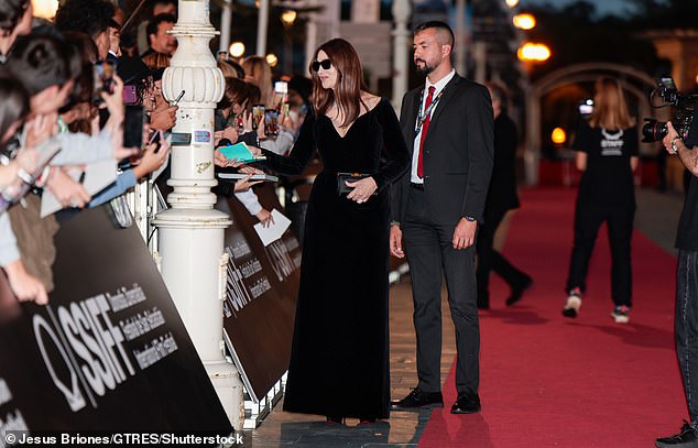 At the end of the premiere, Monica kindly took some time to interact with fans who were behind a barrier.