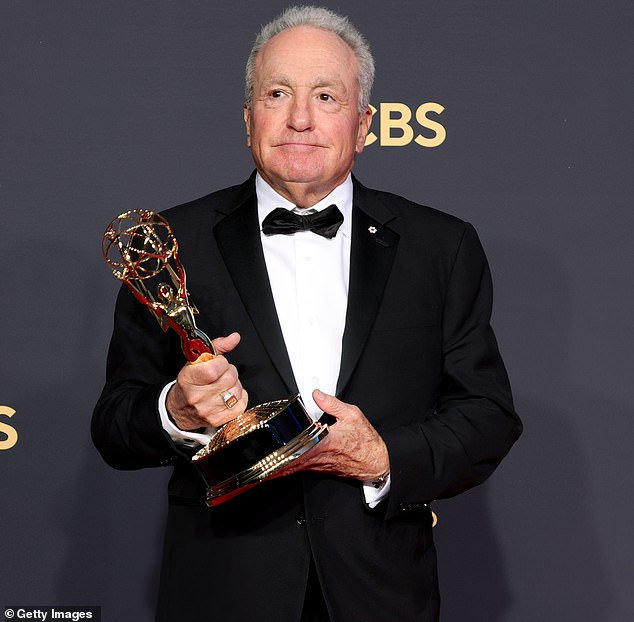 Lorne Michaels proposed the idea of ​​Saturday Night Live as a comedy-variety show with a team of unrecognized writers and performers.