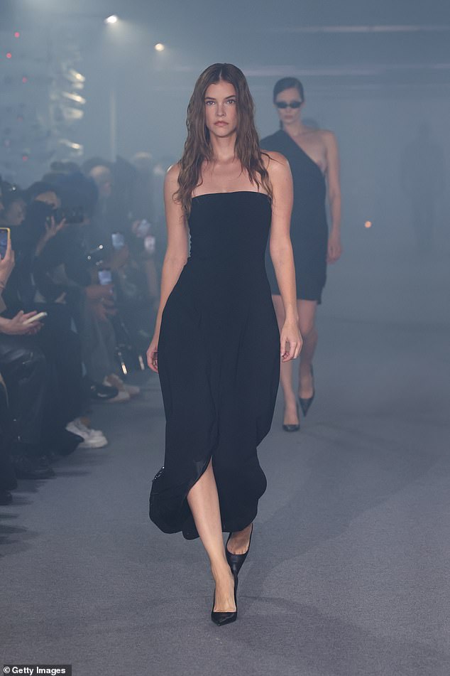 Barbara wore a simple but sophisticated dress, drawing attention to the model's slender neck.