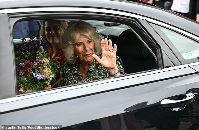 Whenever Queen Camilla is expected at a private house, five minutes before Her Majesty arrives, her police call the stewardess on her cell phone to open the door.