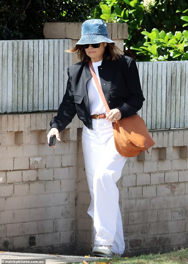 Lisa wore a crisp white shirt under a cropped black jacket for a modern and modern look.