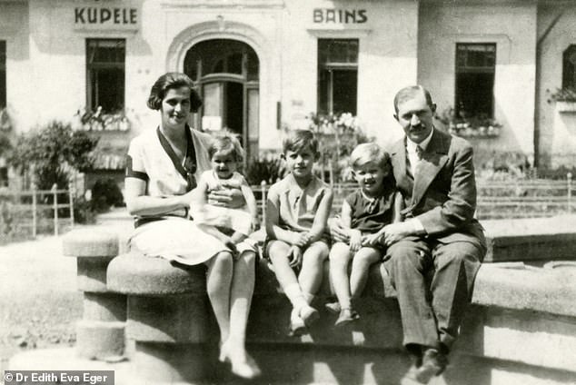 Dr. Edie as a child, with her family, the Elefants, before being sent to the camps, around 1932. Her parents, Lajos and Ilona, ​​died in Auschwitz. Dr. Eger married her husband in