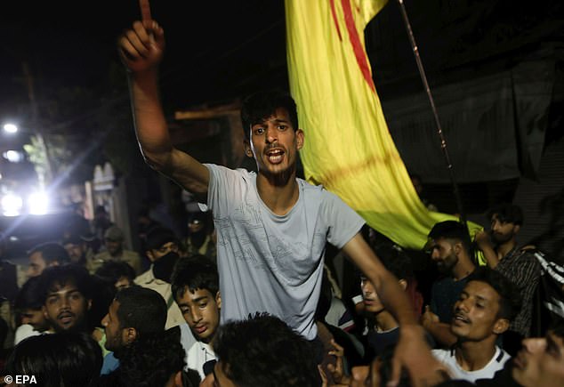 Kashmiri Shia Muslims protest against the assassination of Hezbollah leader Hassan Nasrallah in Srinagar, the summer capital of Indian Kashmir, on September 28, 2024.