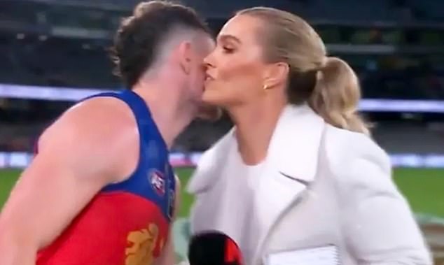 This quick kiss between friends was what sparked controversy at the beginning of the season.