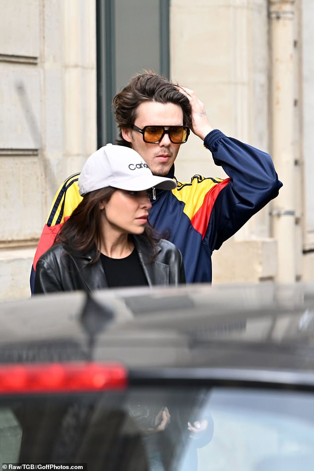 While his girlfriend, Brazilian singer Jackie, also opted for a casual style, wearing a black leather jacket combined with a black top and a white sports cap.