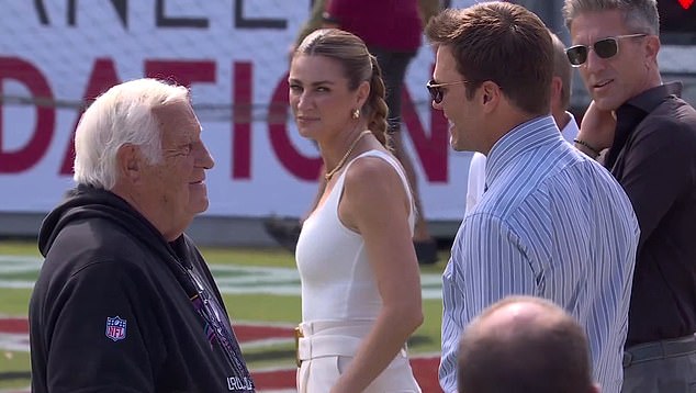 Brady speaks with legendary Bucs coach and current offensive consultant Tom Moore