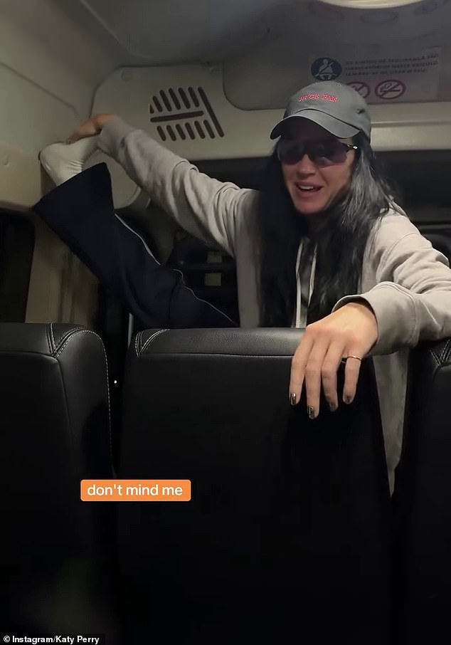 Katy also flaunted an incredible level of flexibility while doing some pre-flight stretches before her trip to Australia.