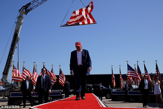 Donald Trump campaigns in Wilmington, North Carolina, on Saturday, September 21, according to the NYT/Siena poll, which shows him in a tight race. He will return to the state on Wednesday.