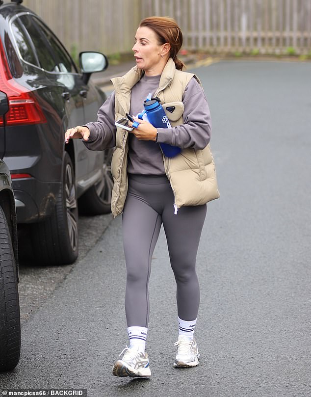 The WAG flaunted her simple athleisure wardrobe by opting for fitted grey leggings and a matching sweatshirt as she made her way back to her car.