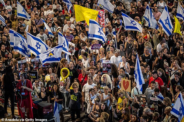 Thousands of Israelis protested yesterday in front of the Ministry of Defense in Tel Aviv, Israel, against Israeli Prime Minister Benjamin Netanyahu and his government for not signing the ceasefire agreement with Gaza.