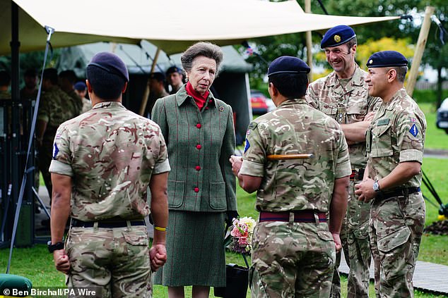 The royal accessorized her outfit with a pair of gold earrings and a small gold brooch.